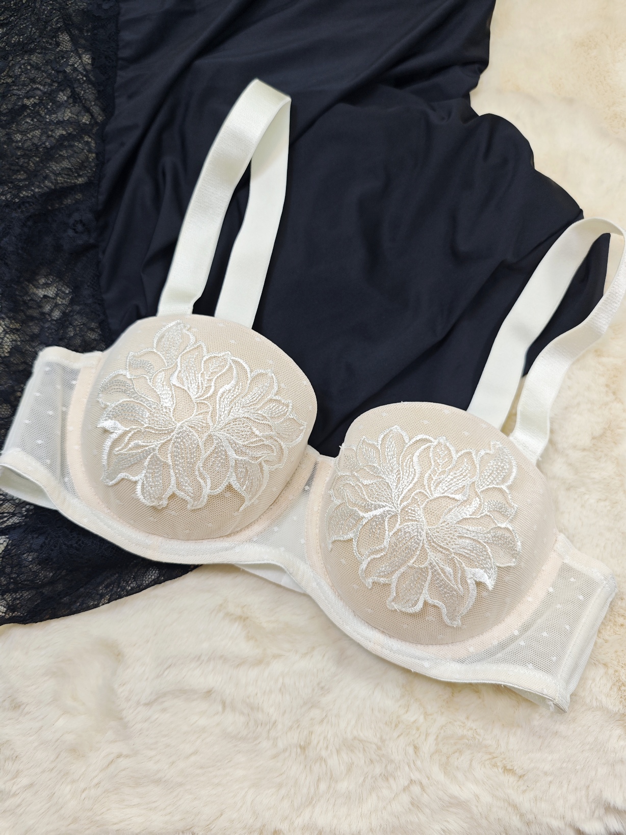 75B荷兰hkm乳白浮雕刺绣波点网纱薄绵钢圈文胸硅胶防滑肩带可拆