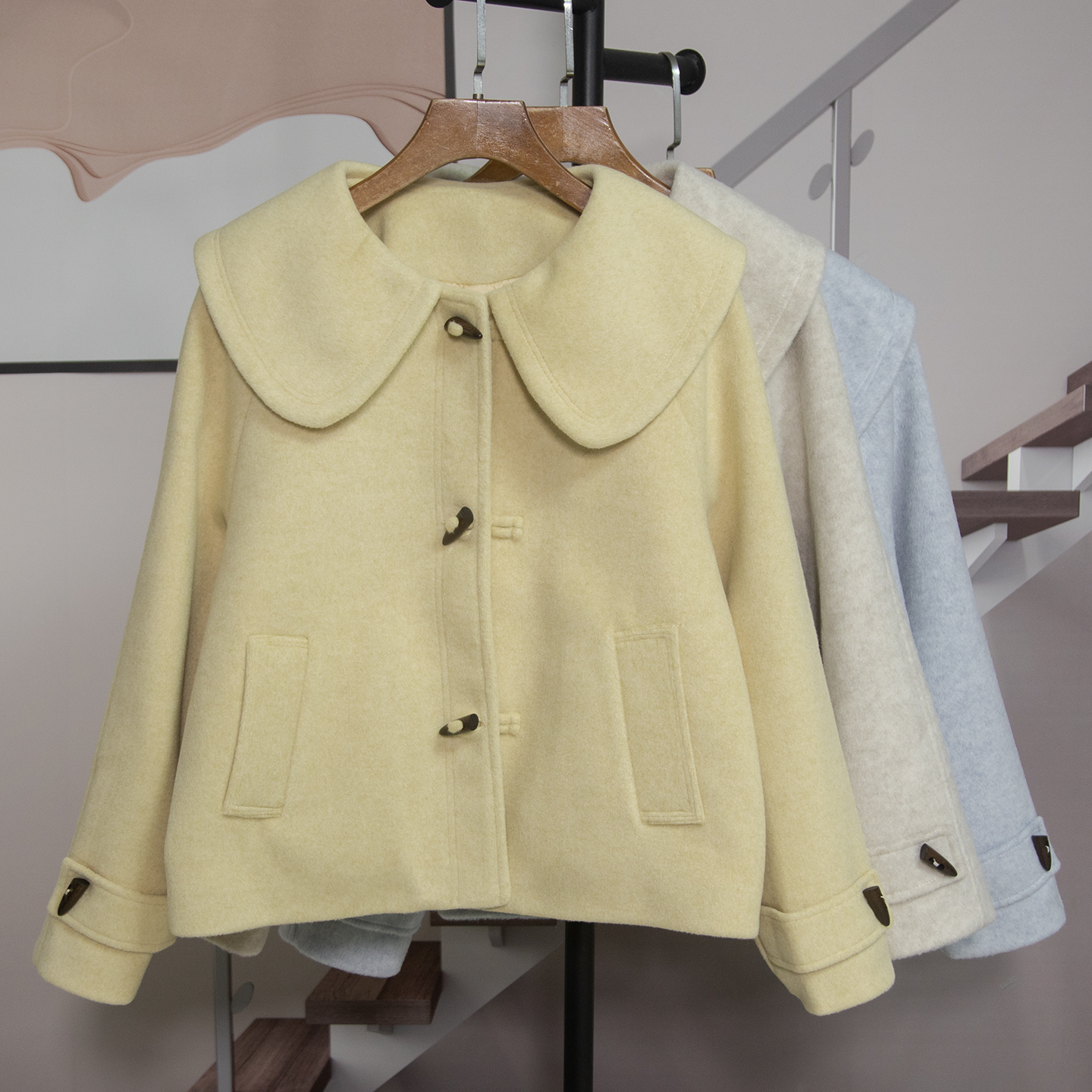 时尚娃娃领夹棉短款羊毛妮子外套