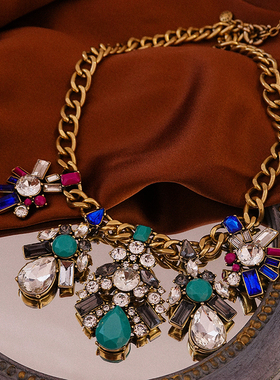 一所奢华夸张镶钻宝石项链