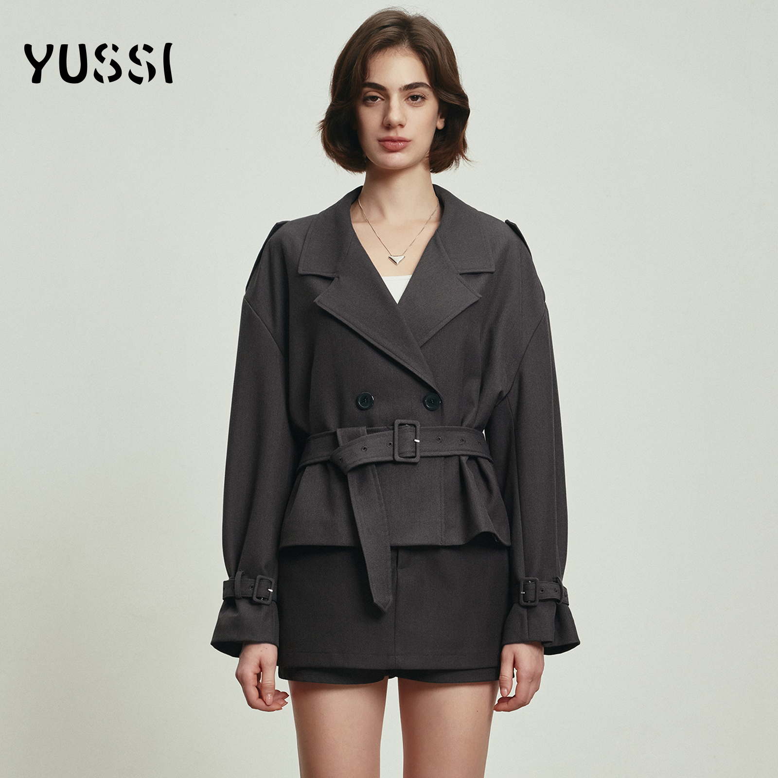 高级感灰色双排扣短款翻领风衣