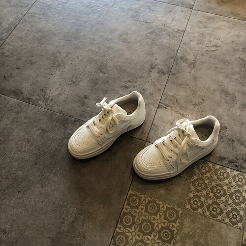 轻便舒适真皮系带休闲鞋小白鞋