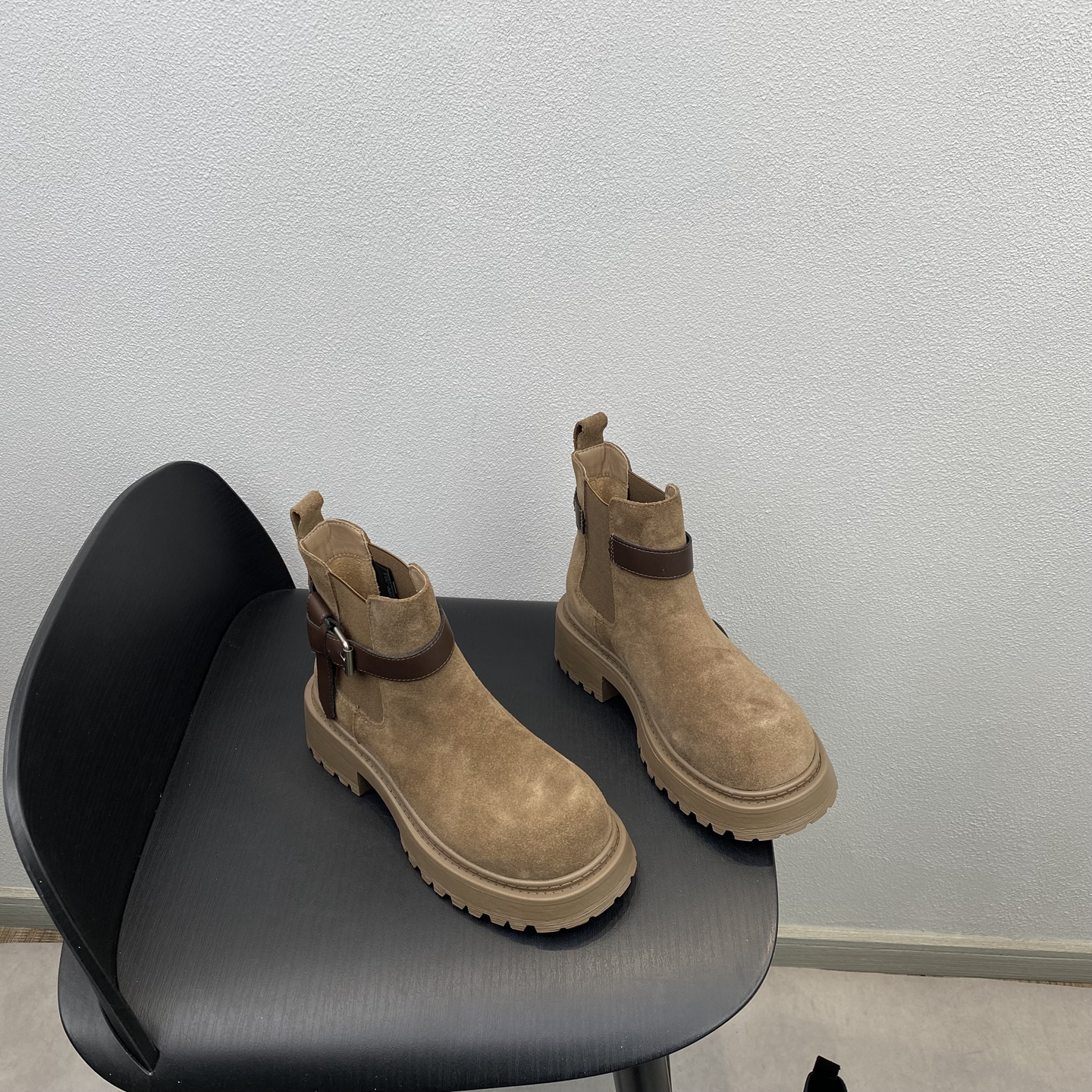 时尚百搭厚底真皮搭扣马丁靴短靴