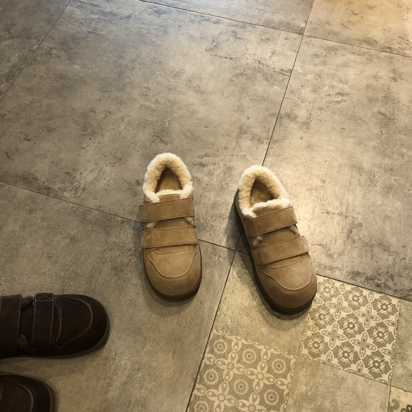 时尚百搭真皮魔术贴羊毛保暖女鞋