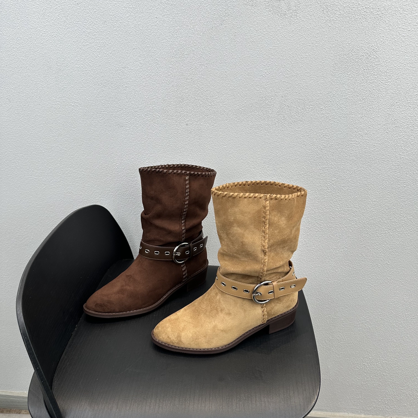 时尚百搭皮带扣尖头中跟绒面短靴