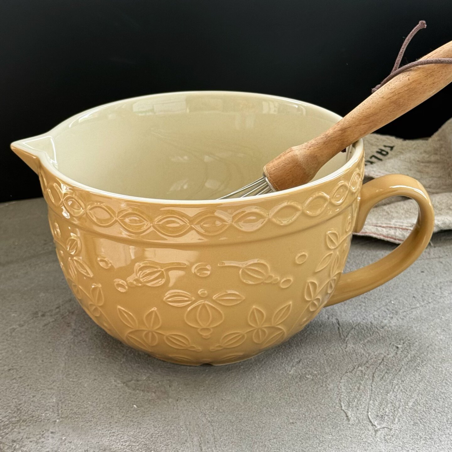 引流杯出口单打蛋碗和面搅拌碗烘焙陶瓷2000ml奶杯耐高温陶瓷浮雕