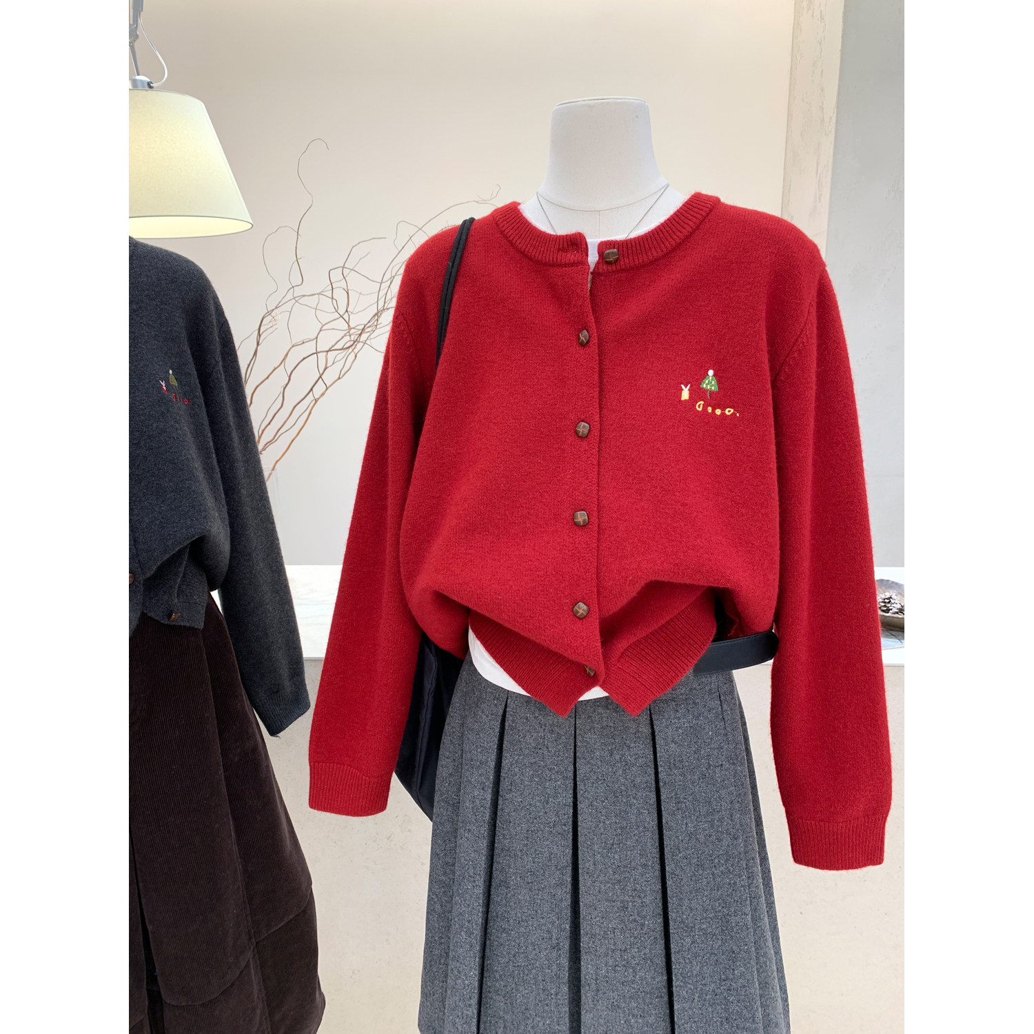 小哲 氛围感圆领针织开衫女新年红色刺绣纽扣毛衣外套减龄上衣