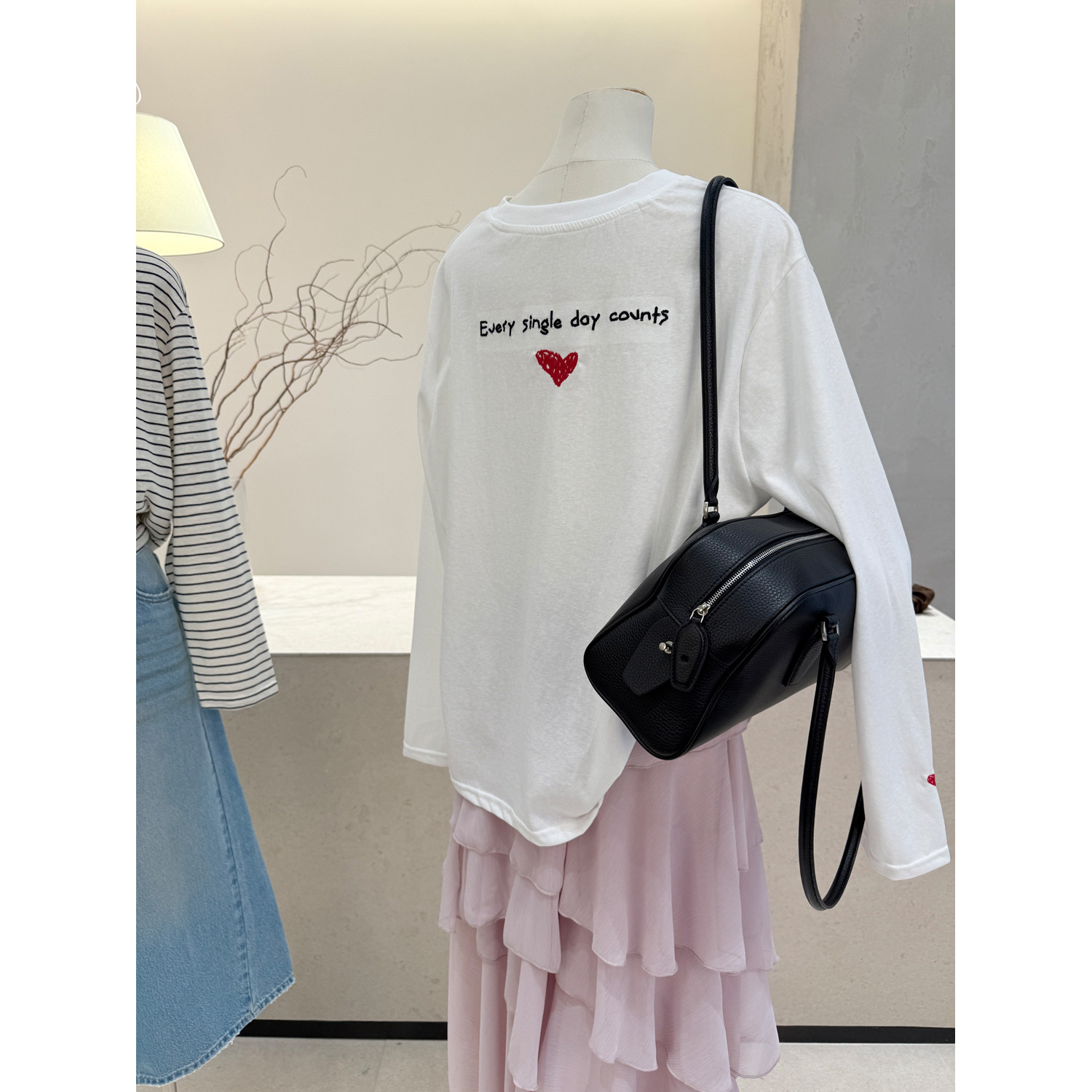 小哲 白色爱心字母刺绣长袖T恤女休闲风宽松圆领设计感打底衫上衣