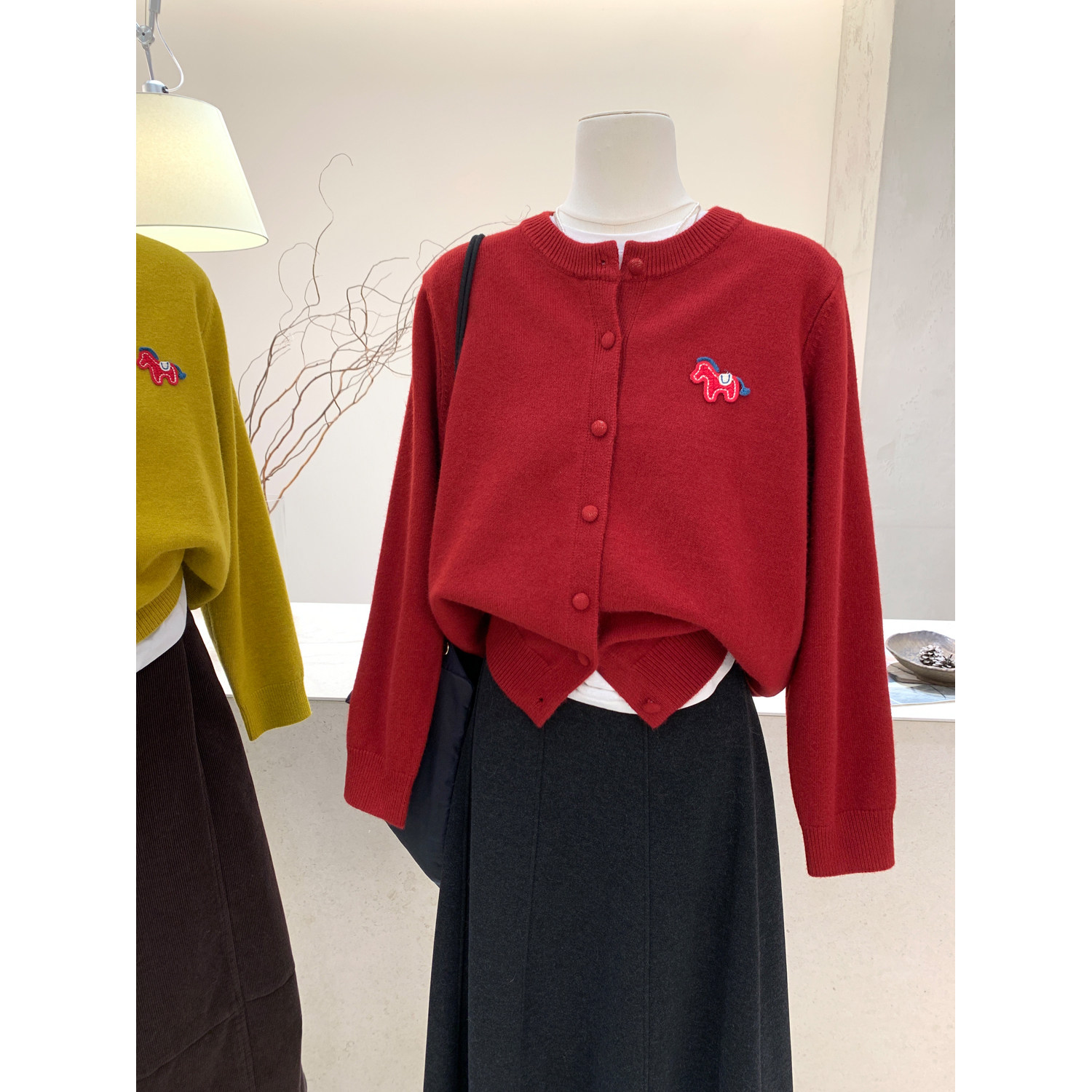 小哲 圆领小马刺绣针织开衫女冬季红色纽扣毛衣外套减龄显瘦上衣