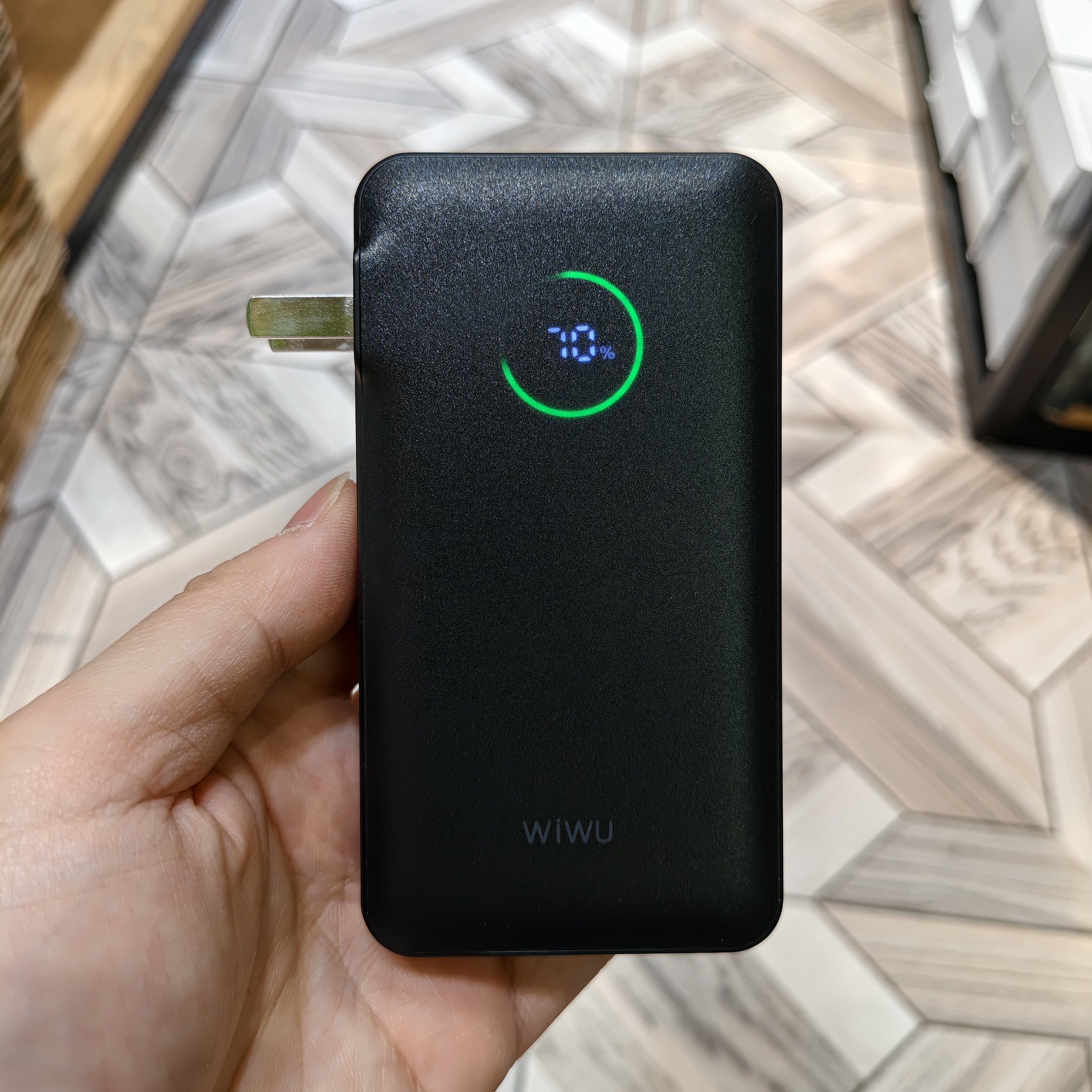 自带插头数据线快速充电宝