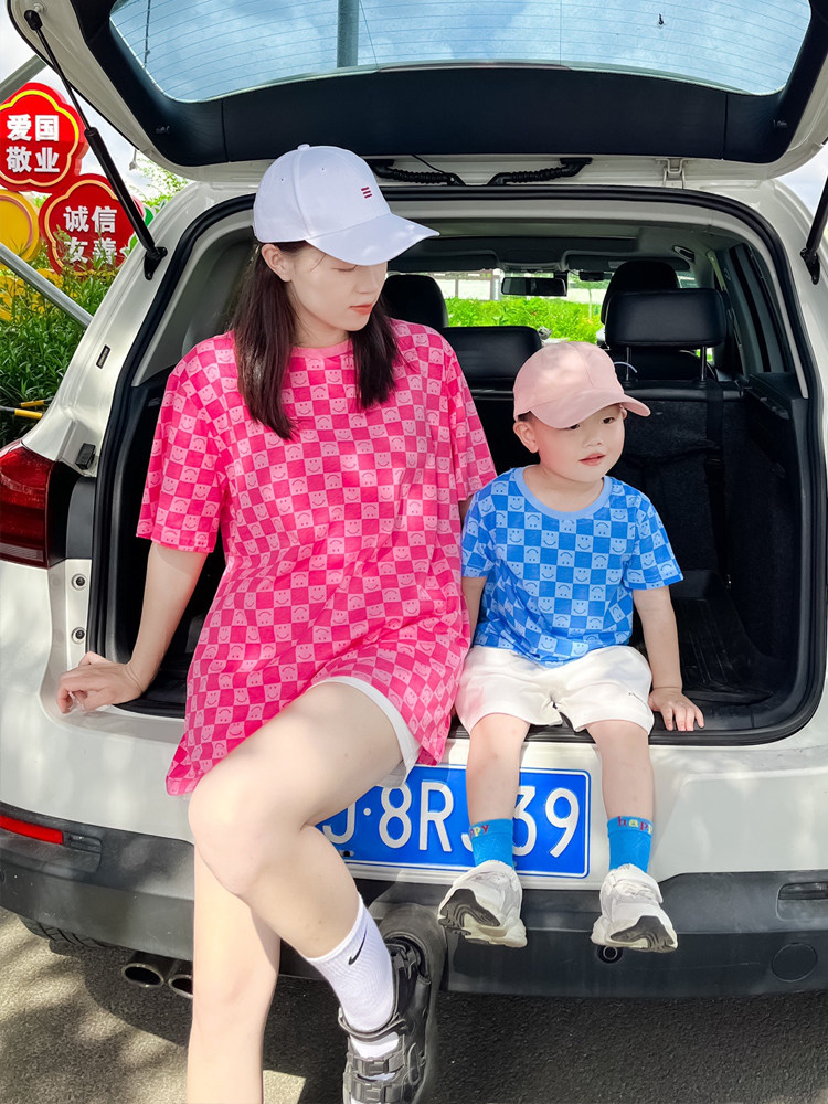 3인 가족을 위한 특별한 친자 반팔 티셔츠 새로운 바둑판 스타일의 패셔너블한 모녀 의류 서양식 모녀 여름