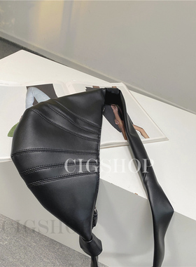 可颂牛角包2024黑色牛皮小号单肩斜挎包大容量胸包可颂包饺子包