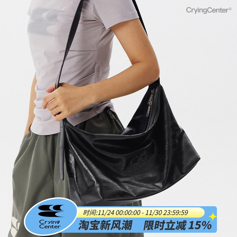 CryingCenter 黑色油蜡皮中号斜挎大容量通勤皮包   哭喊中心