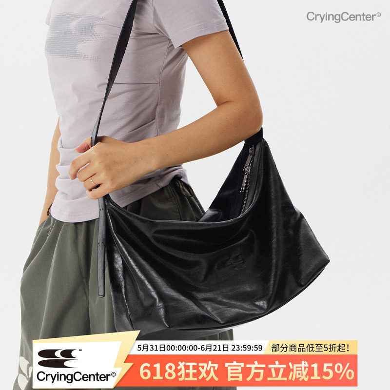 CryingCenter 黑色油蜡皮中号斜挎大容量通勤皮包   哭喊中心