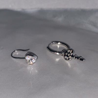 LLab 通体s925 原创不对称5A锆石爱心锁镶钻耳环满钻钥匙耳圈 2款