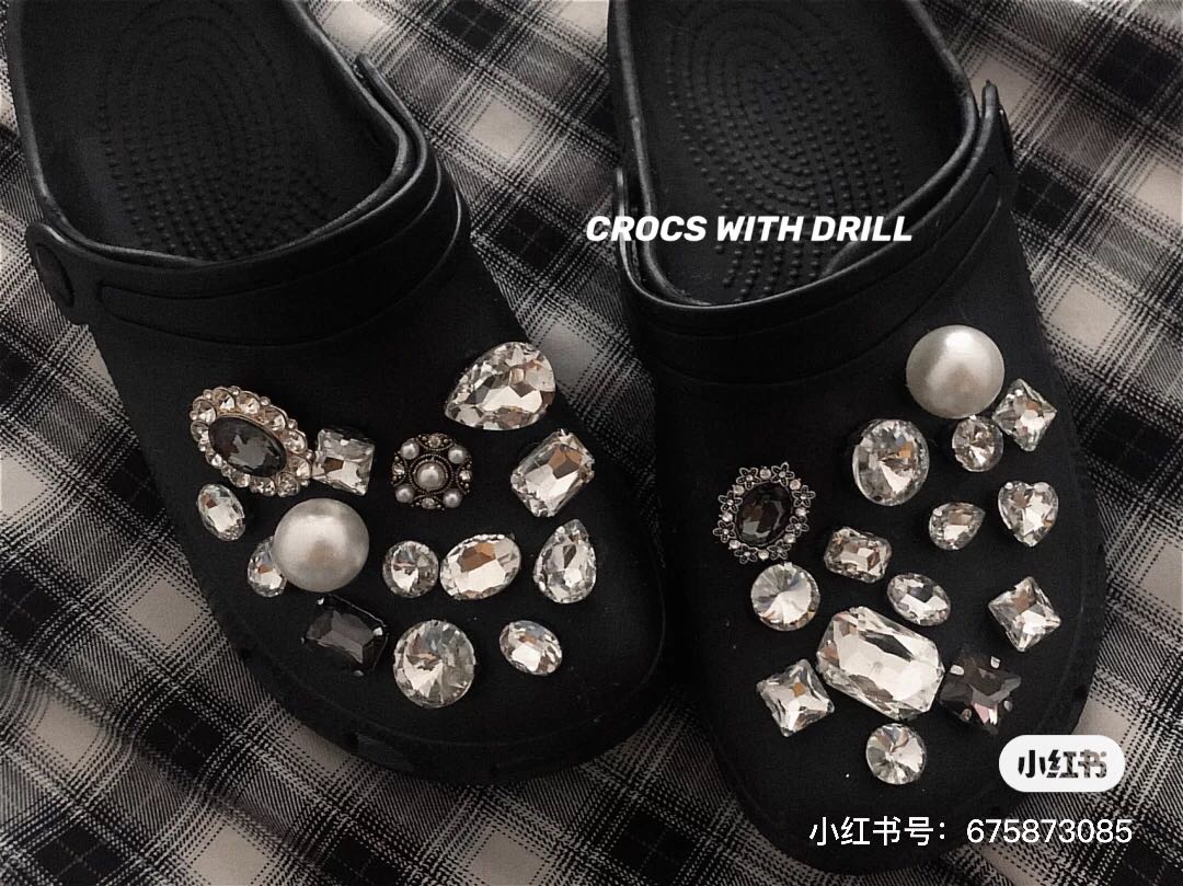 小红书推荐黑色crocs洞洞鞋宝石鞋扣复古风格diy大珍珠装饰配饰
