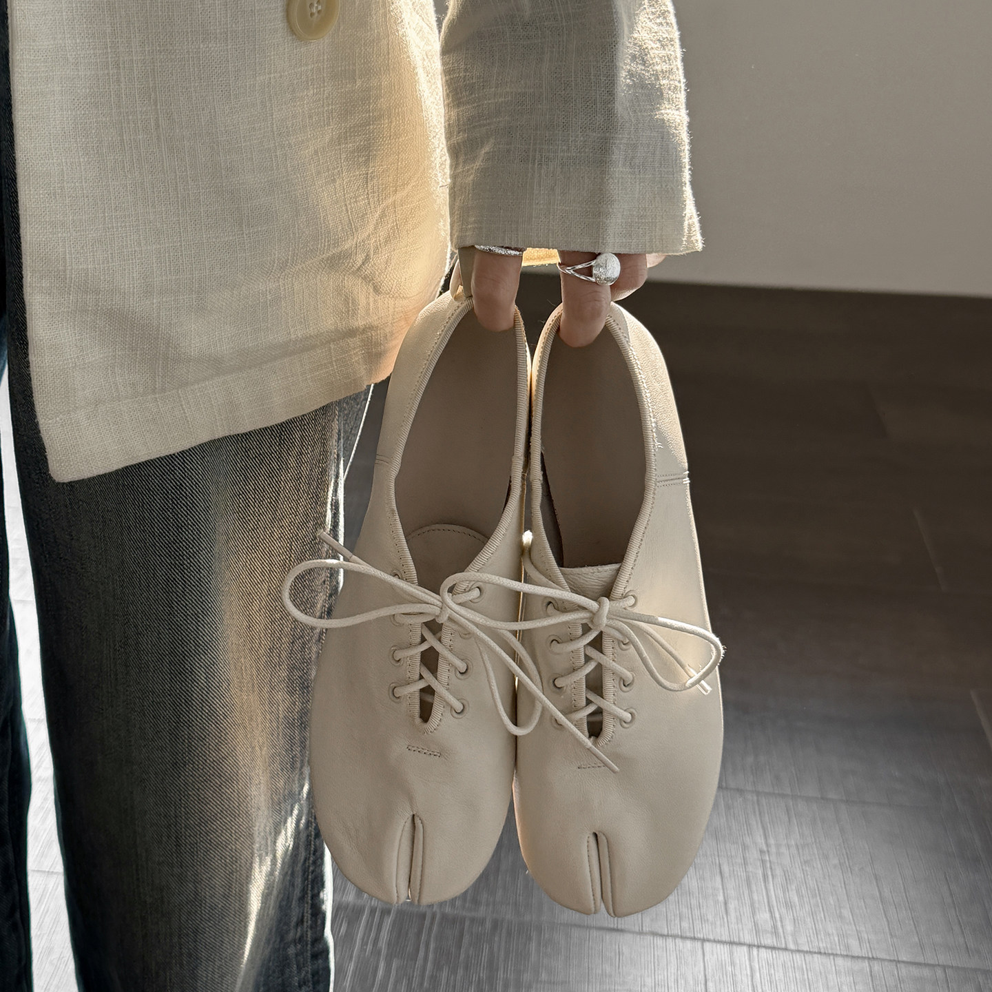 春秋新款tabi白色分趾小皮鞋女系带羊皮软底时尚芭蕾舞蹈鞋可后踩