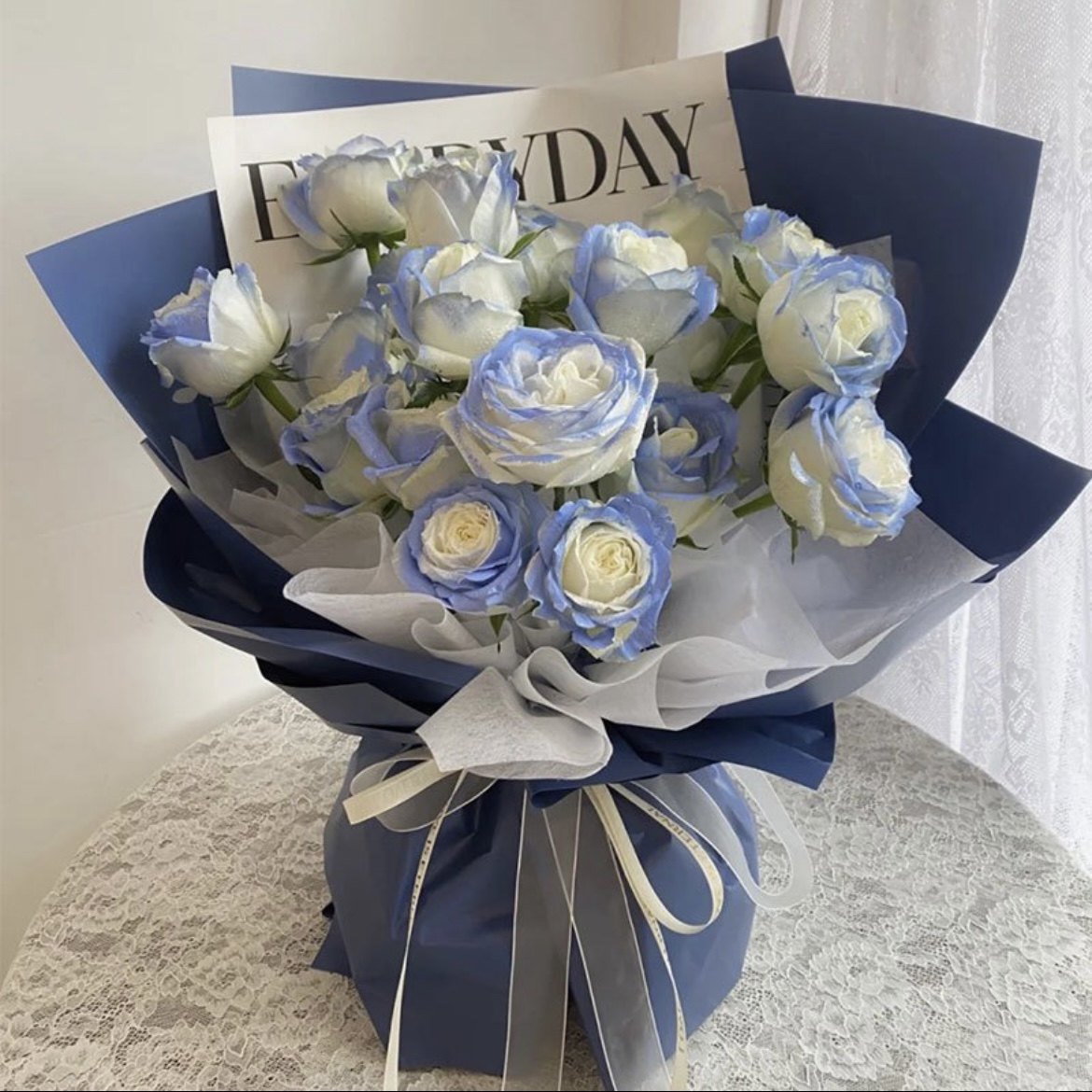 昆明同城送花 精品鲜花19朵碎冰蓝玫瑰 22白玫瑰染色花