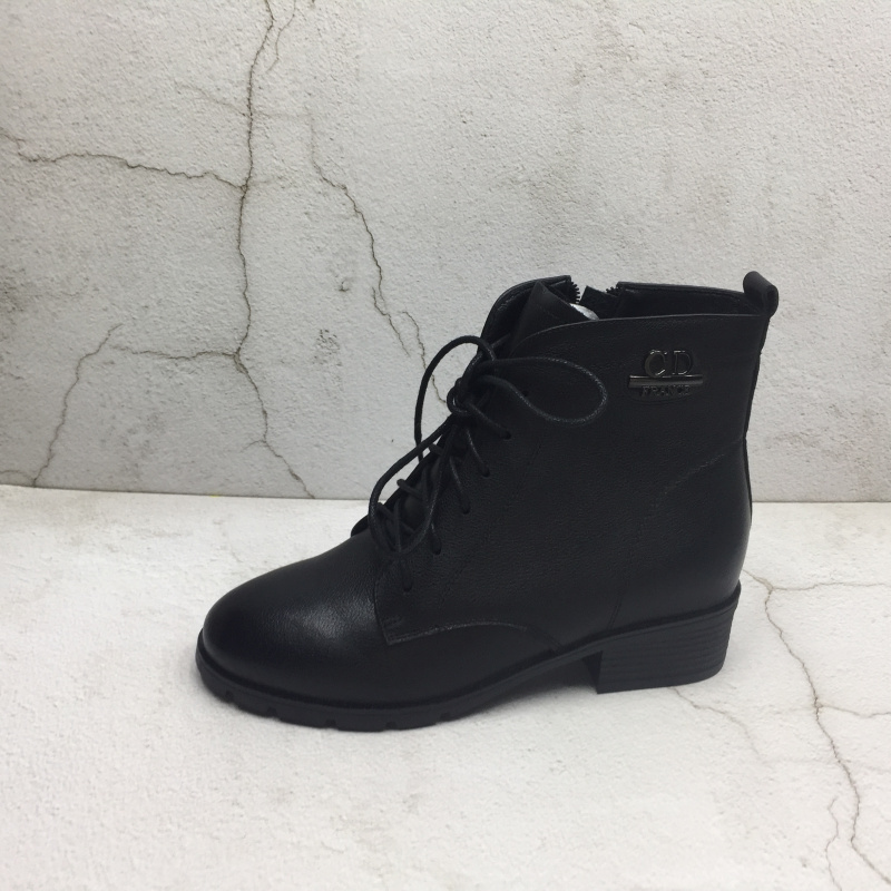 品牌撤柜2025冬季新款断码处理真皮女鞋尖头绑带显瘦时尚中跟短靴