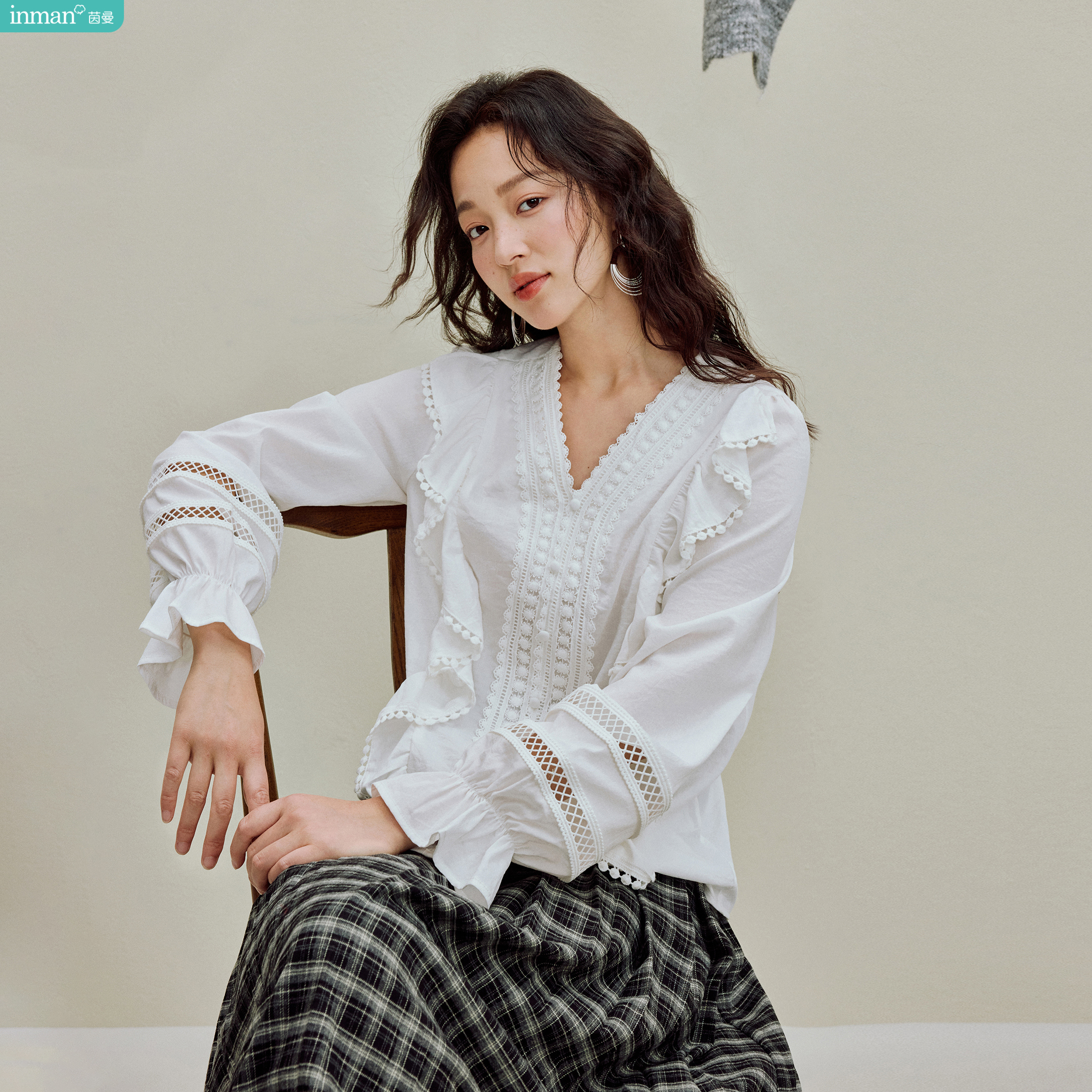 茵曼法式V领镂空花边白衬衫2025秋季女装新款宽松灯笼袖衬衣上衣