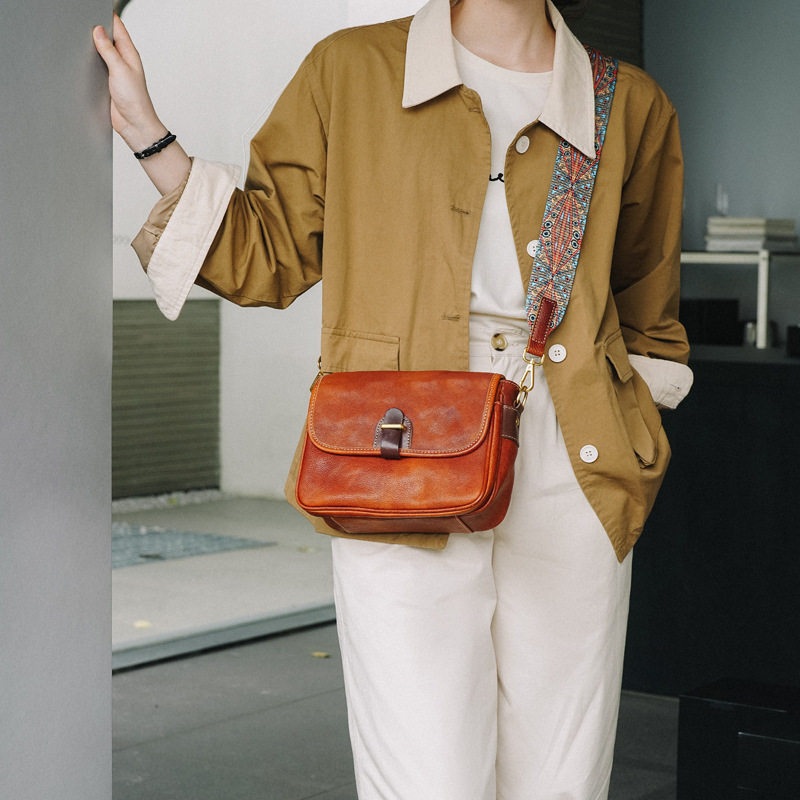 2025新品质感通勤真皮文艺小方包女牛皮肩腋下斜挎复古英伦邮差包