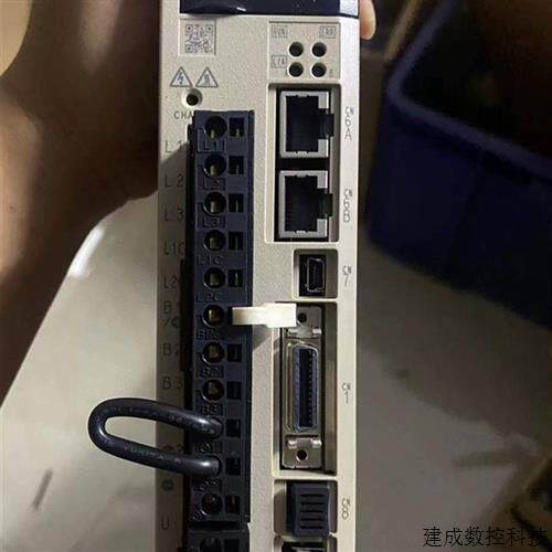 议价安川伺服驱动器电机绝对值SGD7S-R90AA0A SGM7J-01A7A611R6AA