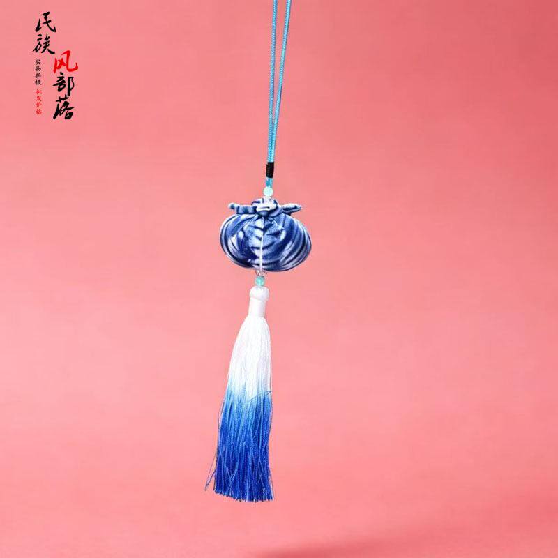 非遗扎染香囊挂件 车载后视镜蓝染香包 国风渐变流苏包挂小饰品