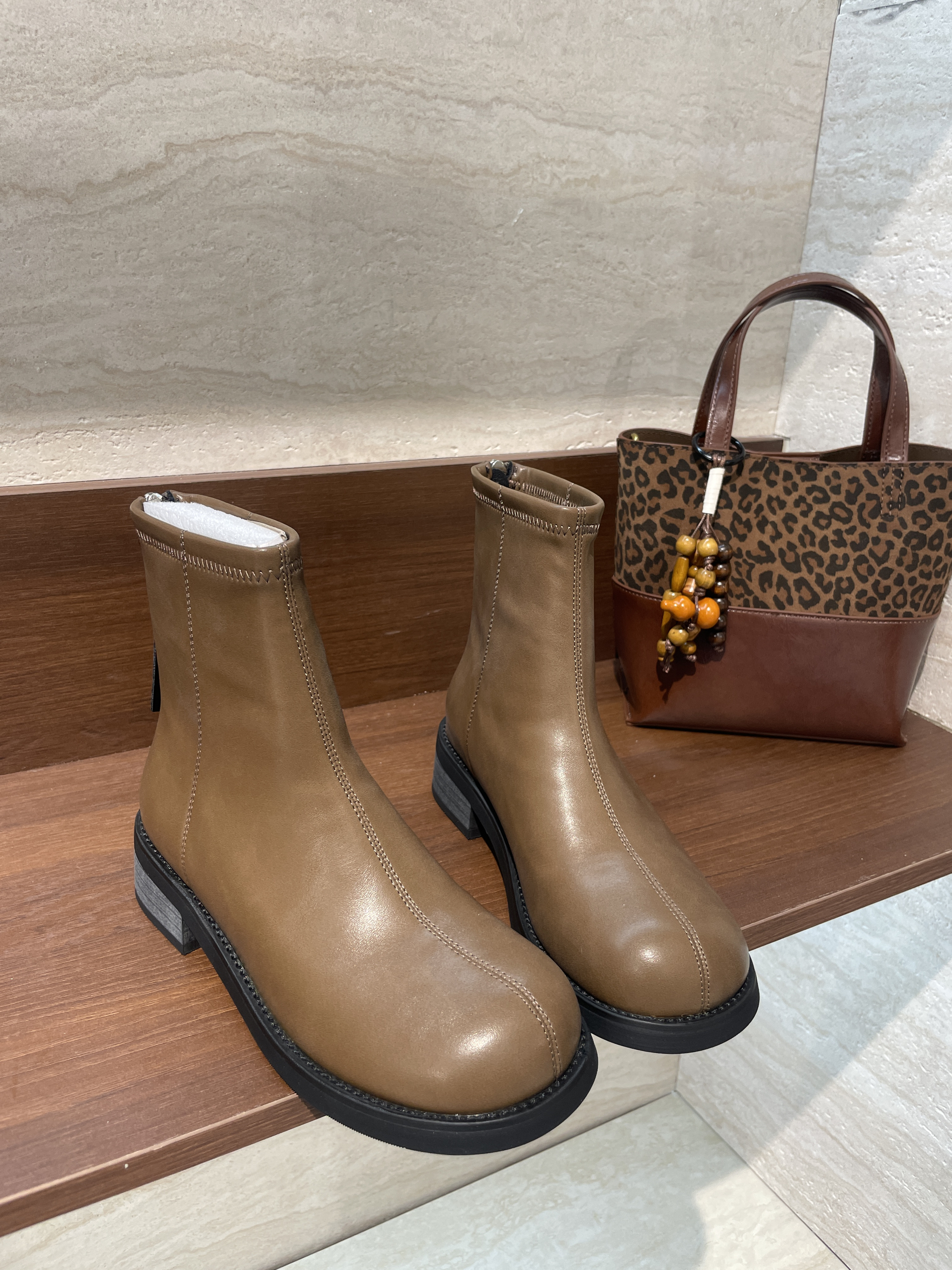 时尚百搭高级感舒适柔软女鞋马丁靴女短靴显瘦短靴890-1.B16-1