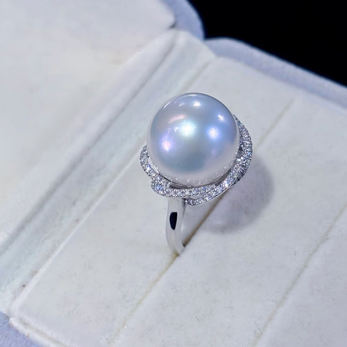 18K金满钻包镶大澳白圆珍珠戒指