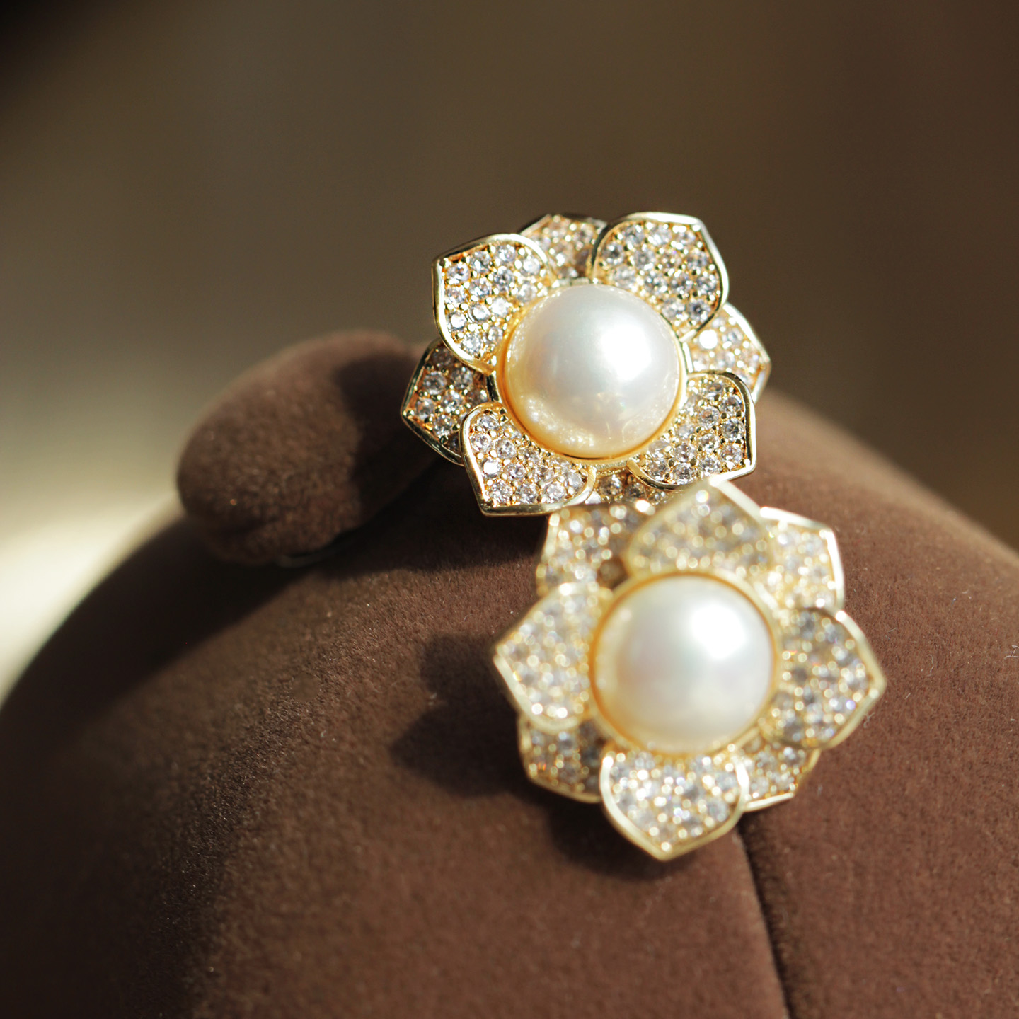 强光天然珍珠微镶锆石山茶花耳环