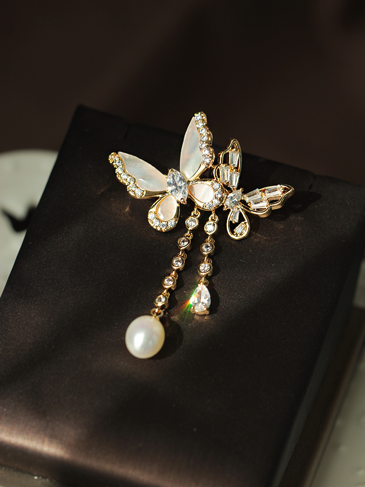 强光天然珍珠白蝶贝优雅蝴蝶精致手雕灵动流苏镶嵌锆石胸针胸花