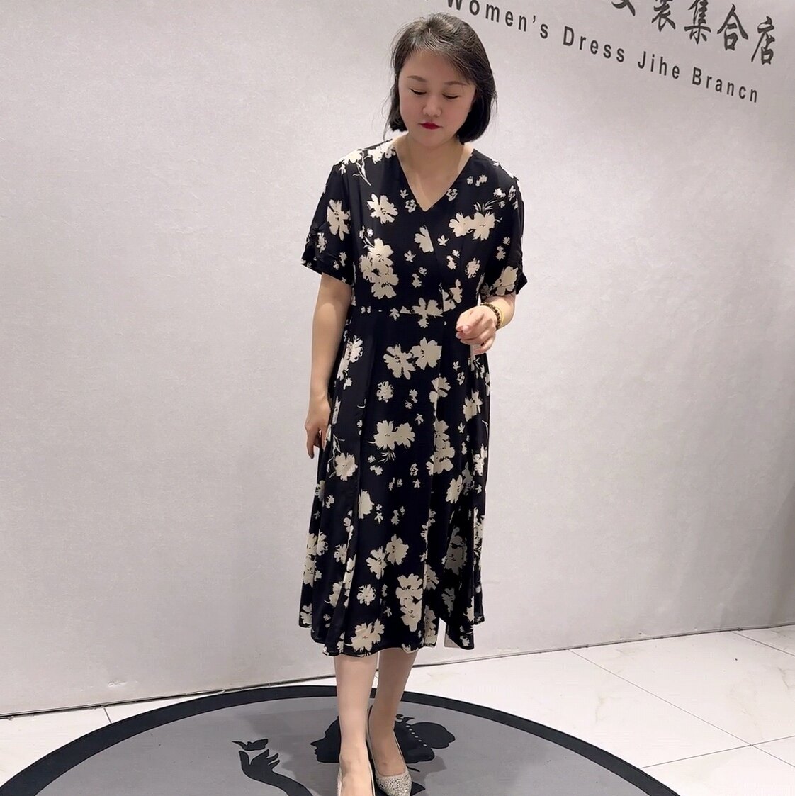 3612女权贵族夏款新品v领女人味碎花图案遮肉连衣裙加大码女装