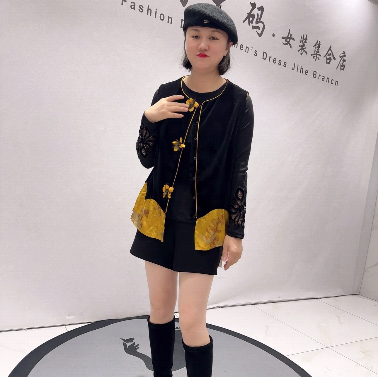 5942芮娜依莲春款新品拼接植绒高级感花瓣扣气质风马甲加大码女装