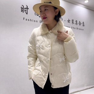 9858芮娜依莲初冬新品刺绣蕾丝设计女人味羽绒服外套加大码女装