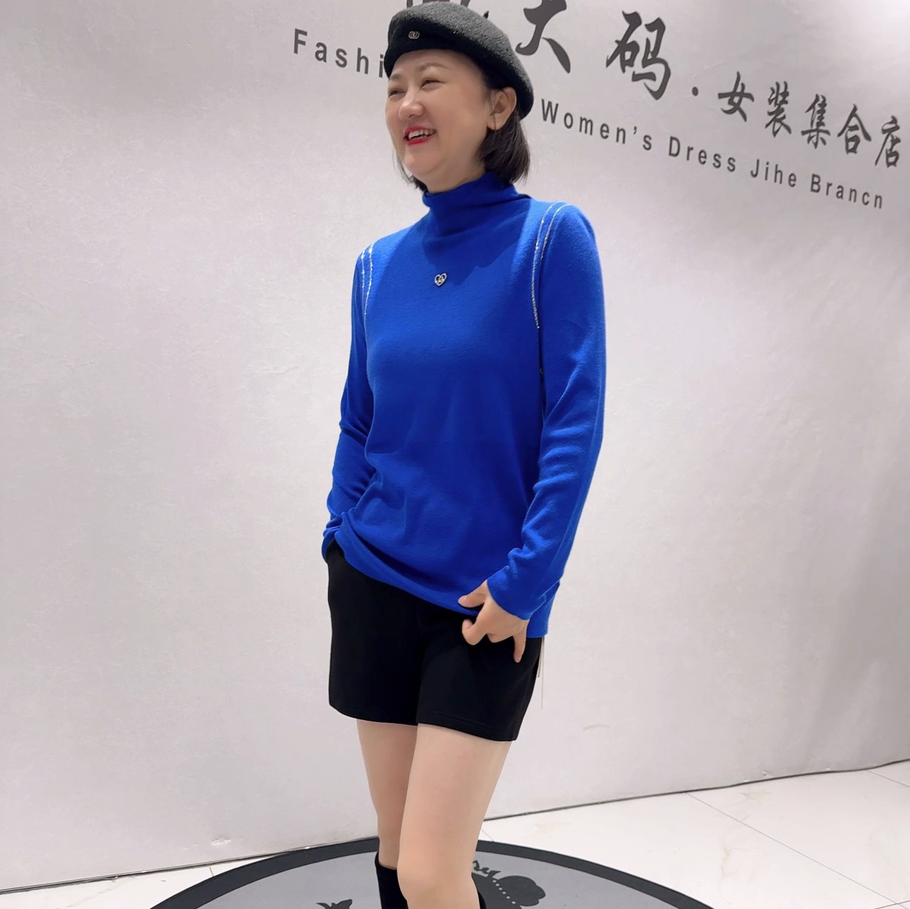 1089芮娜依莲冬款新品高档洋气肩部亮钻时尚设计感气质衫加大码