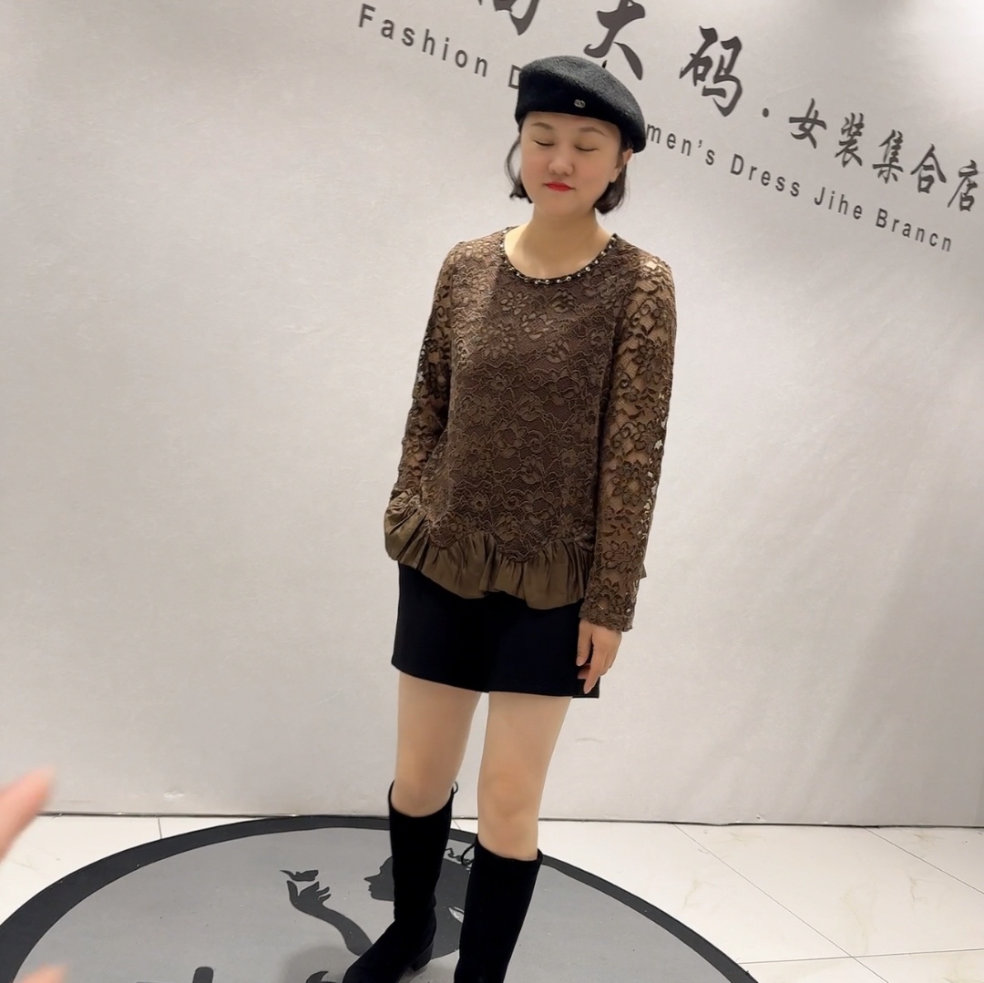 8272女权贵族初冬新品重工衣领木耳边女人味蕾丝植绒衫加大码女装