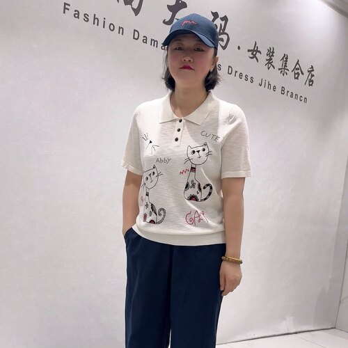 1773芮娜依莲初夏新品针织面料刺绣卡通猫咪图案减龄衫加大码女装