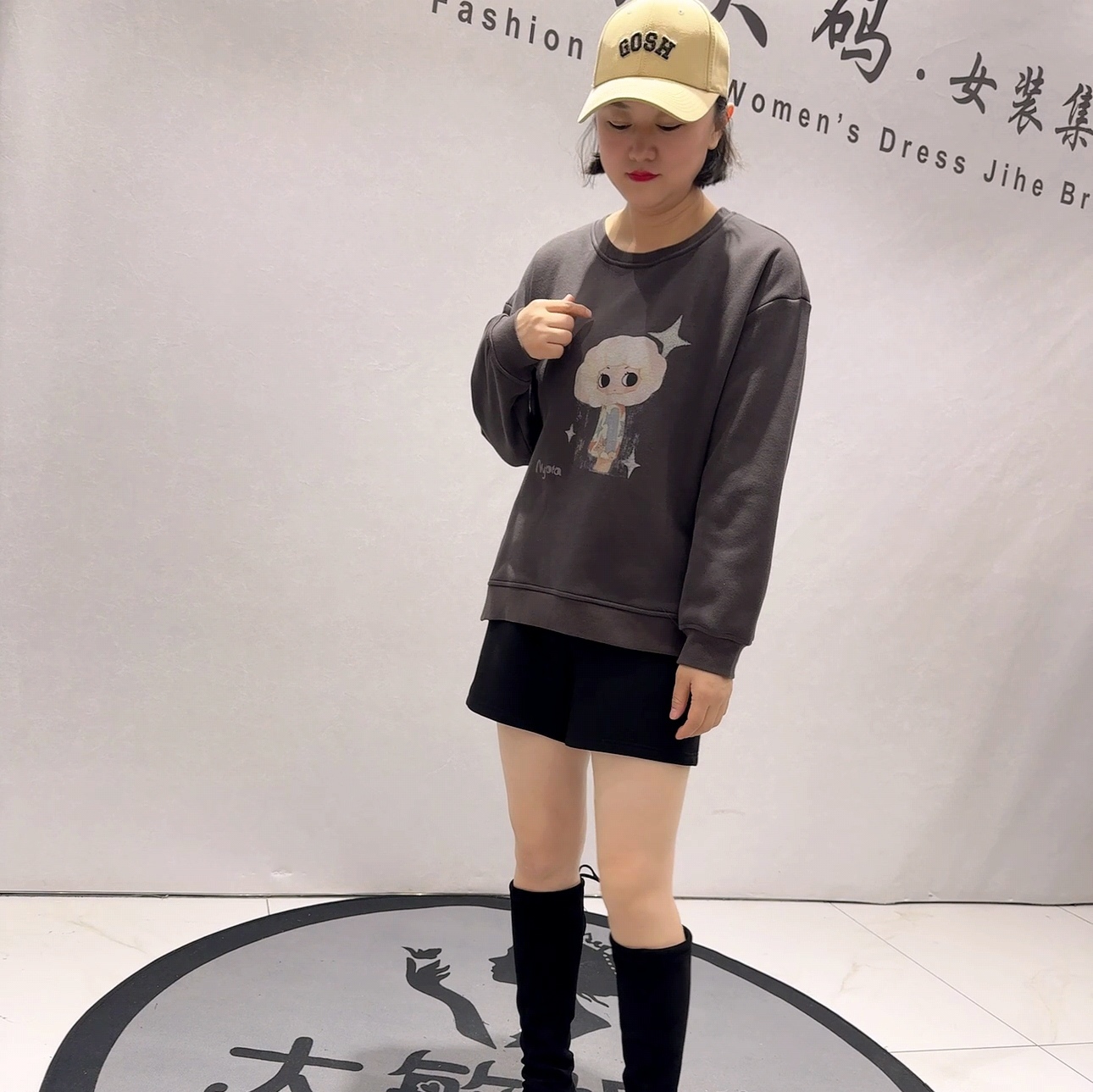 4200针丝缘子汇初冬新品减龄卡通图案加绒舒适百搭卫衣加大码女装