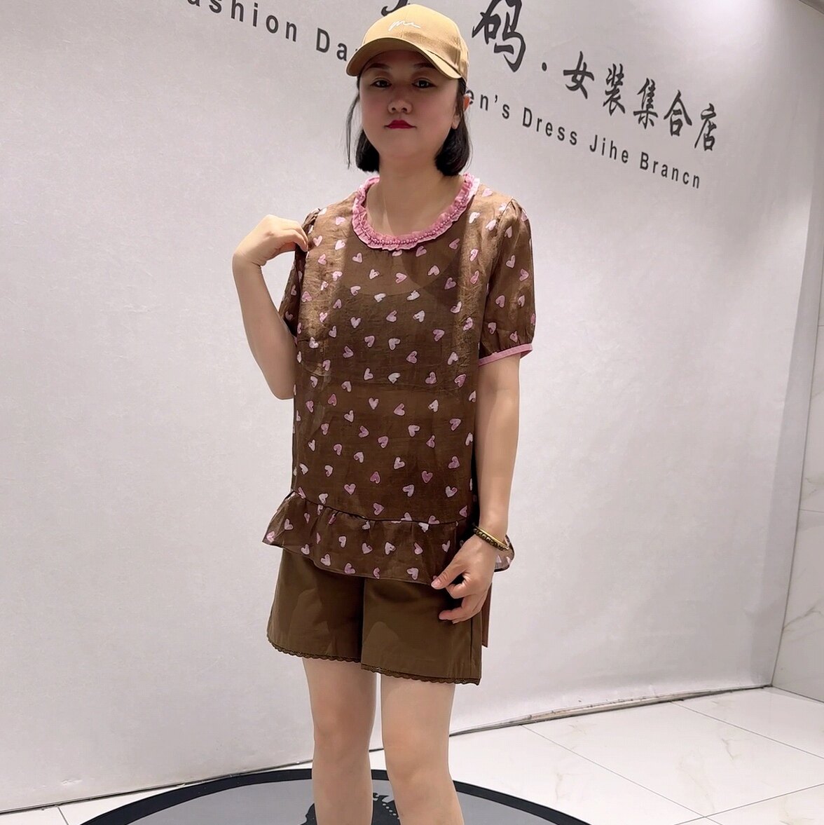 1919芮娜依莲夏款新品木耳边衣领爱心图案短袖减龄衫加大码女装