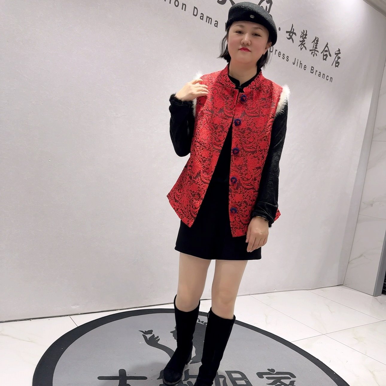 5558芮娜依莲年货春款新品侧边开衩设计感撞色扣刺绣马甲加大码