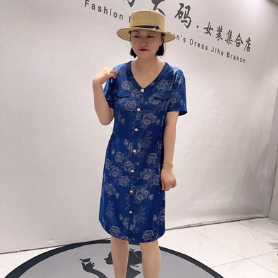 5137芮娜依莲夏款新品v领花朵图案捏褶洋气显瘦连衣裙加大码女装