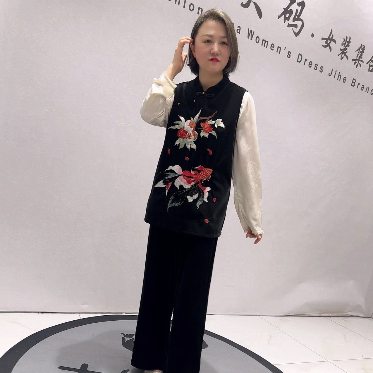 1575女权贵族年货春款新品刺绣图案丝绒一手长国风马甲加大码女装