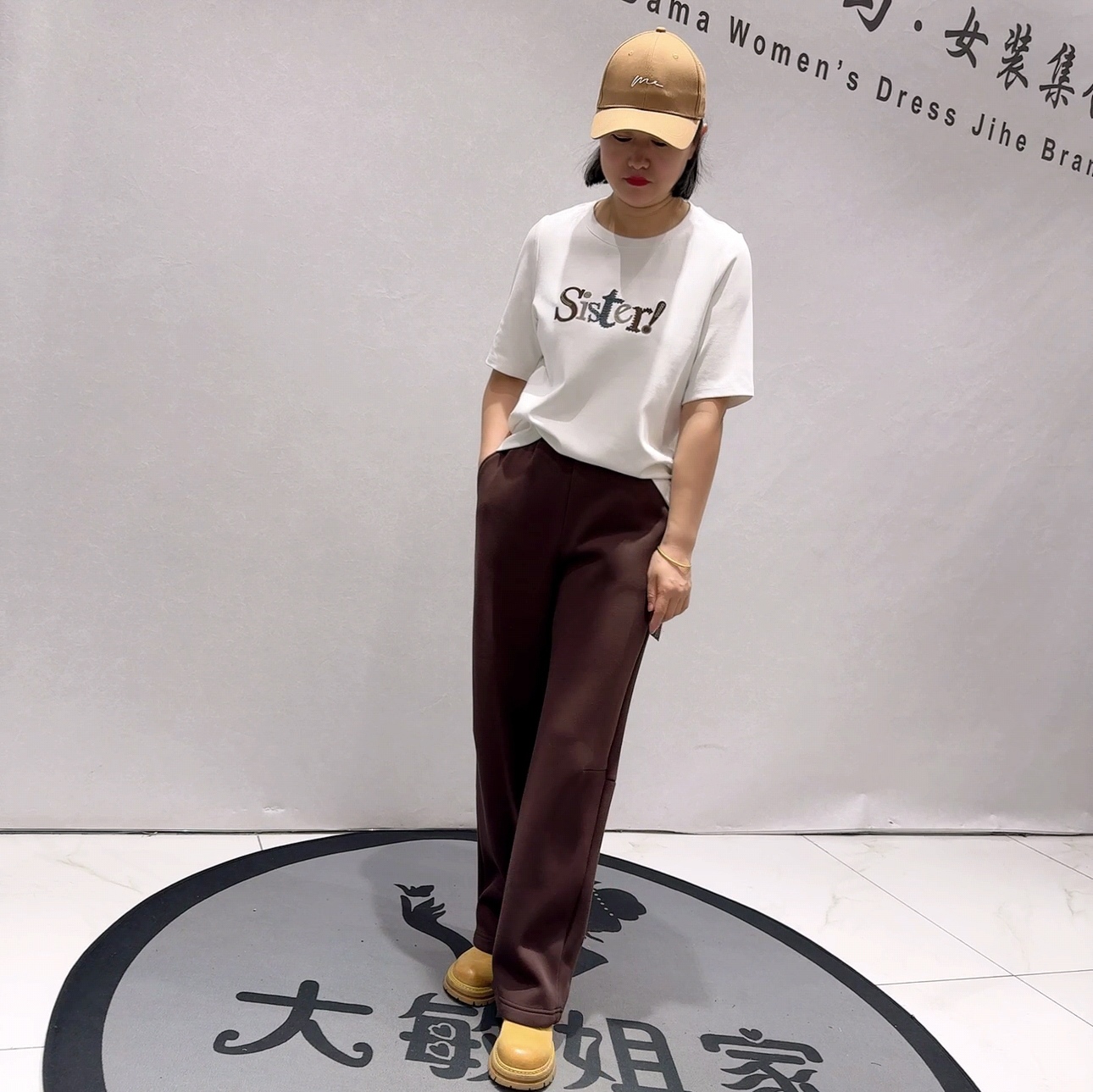 1189女权贵族春款新品厚实面料简洁百搭字母刺绣图案半袖加大码