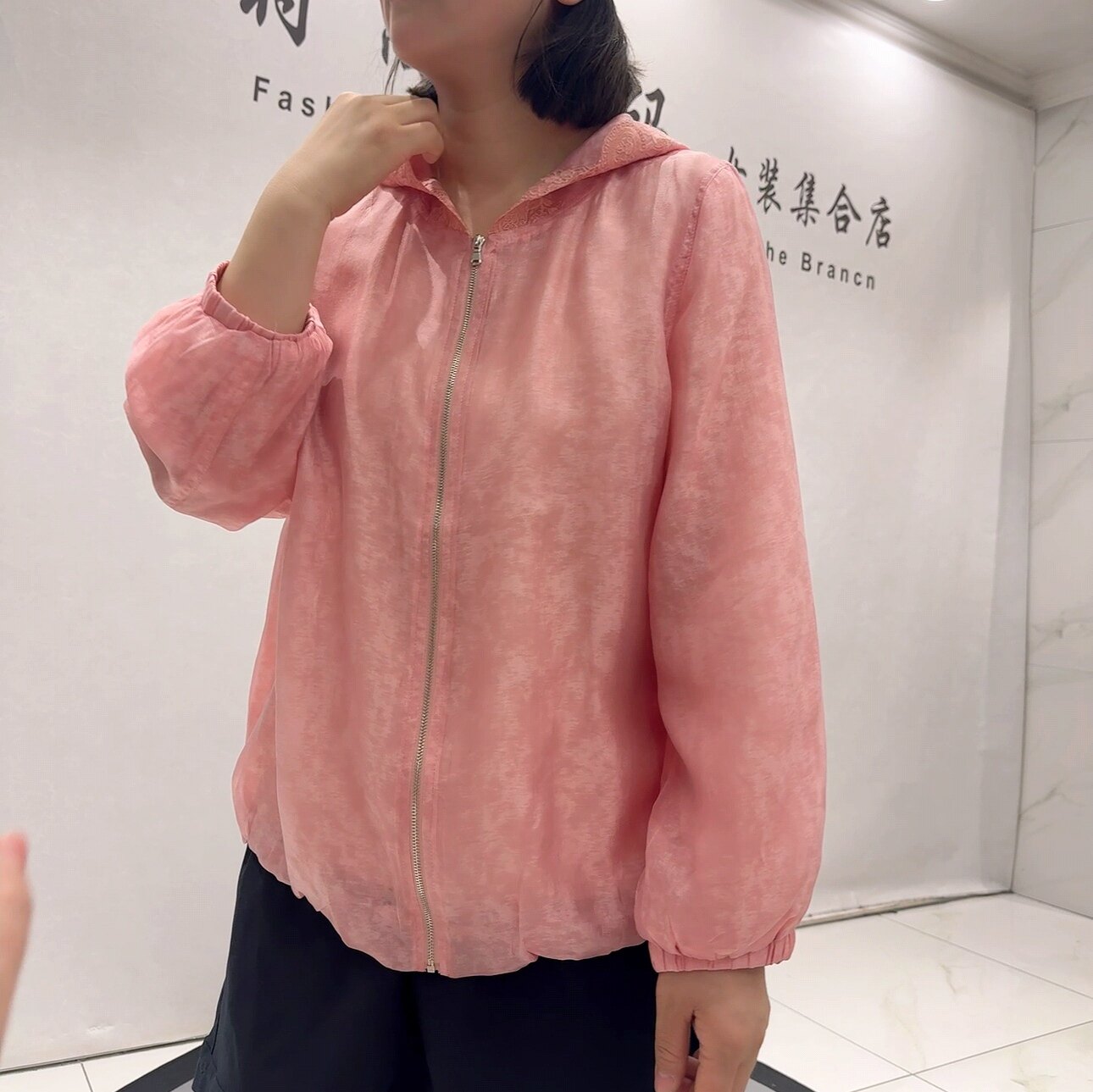 9249芮娜依莲夏款新品人丝面料减龄连帽长袖防晒外套加大码女装