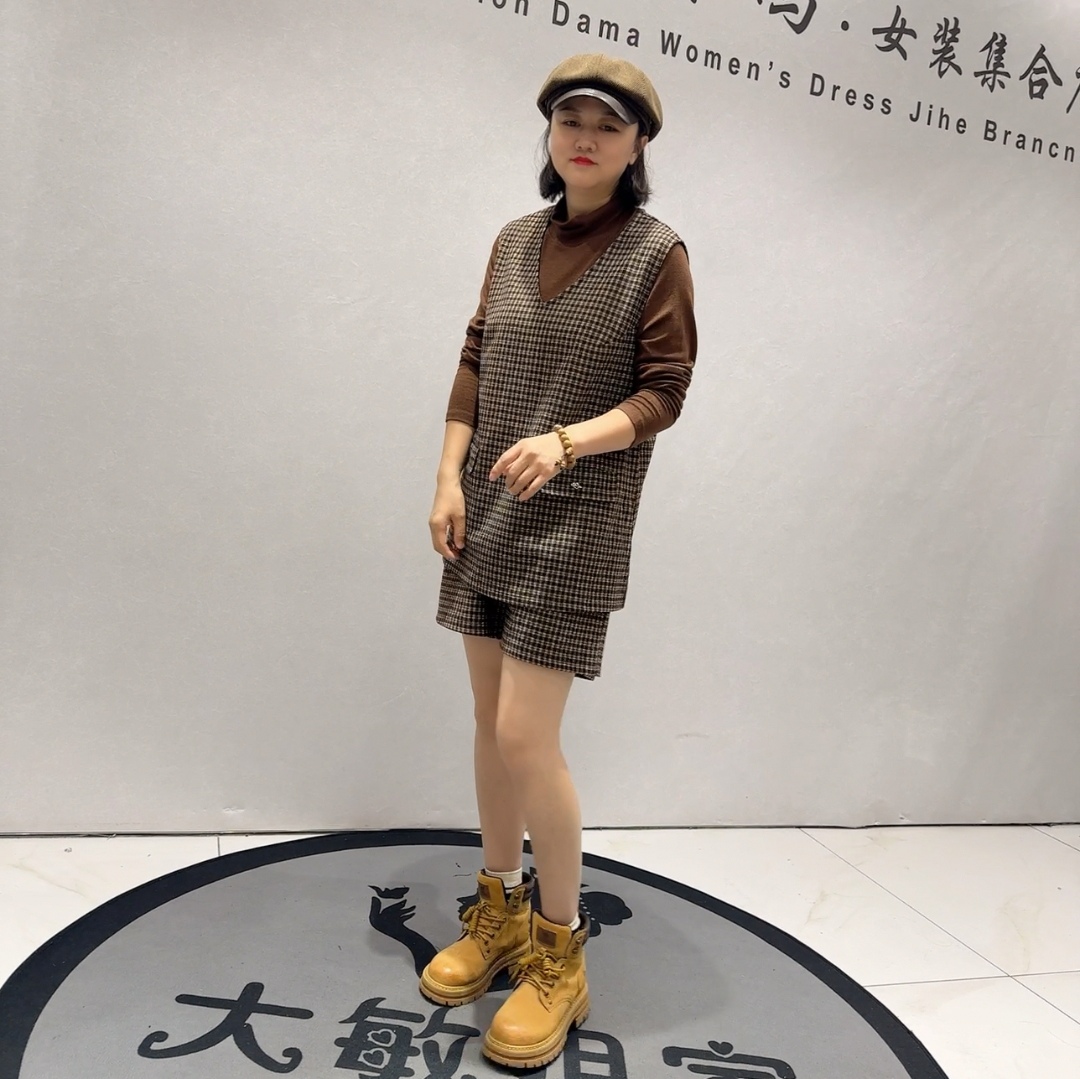 1215芮娜依莲初冬新品打底衫配一手长马夹搭配松紧腰短裤三件套