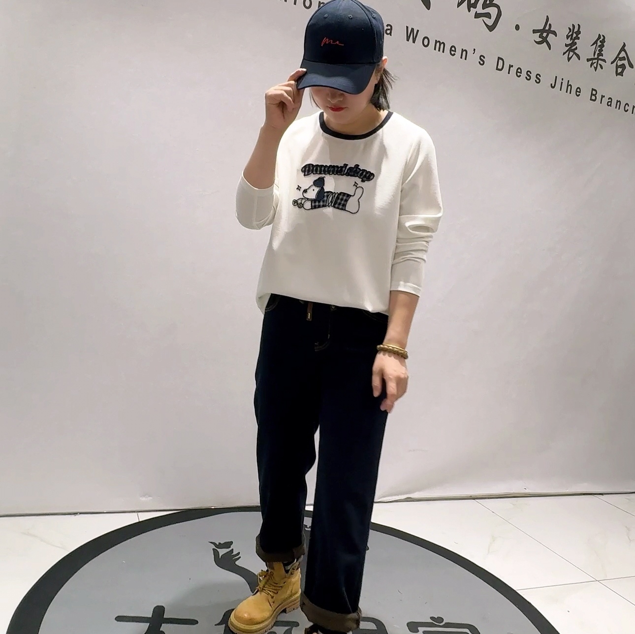 1372芮娜依莲春款新品刺绣贴布绣可爱小狗图案圆领减龄衫加大码