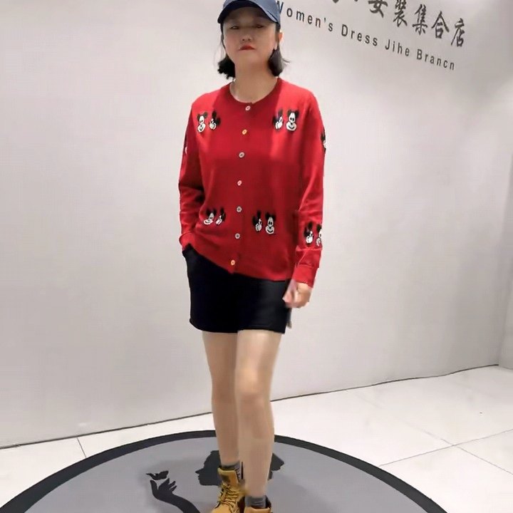 1506女权贵族春款新品减龄卡通图案撞色扣针织开衫加大码女装