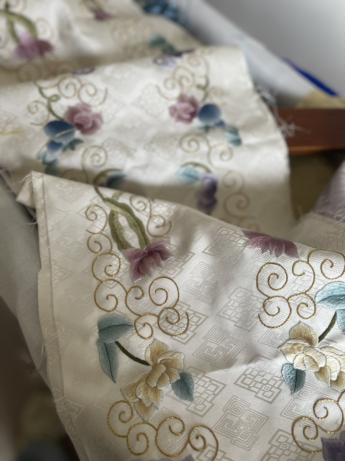 手工刺绣现绣盘金平针绣宋锦面料马面裙摆汉服裙头diy袖口绣花片