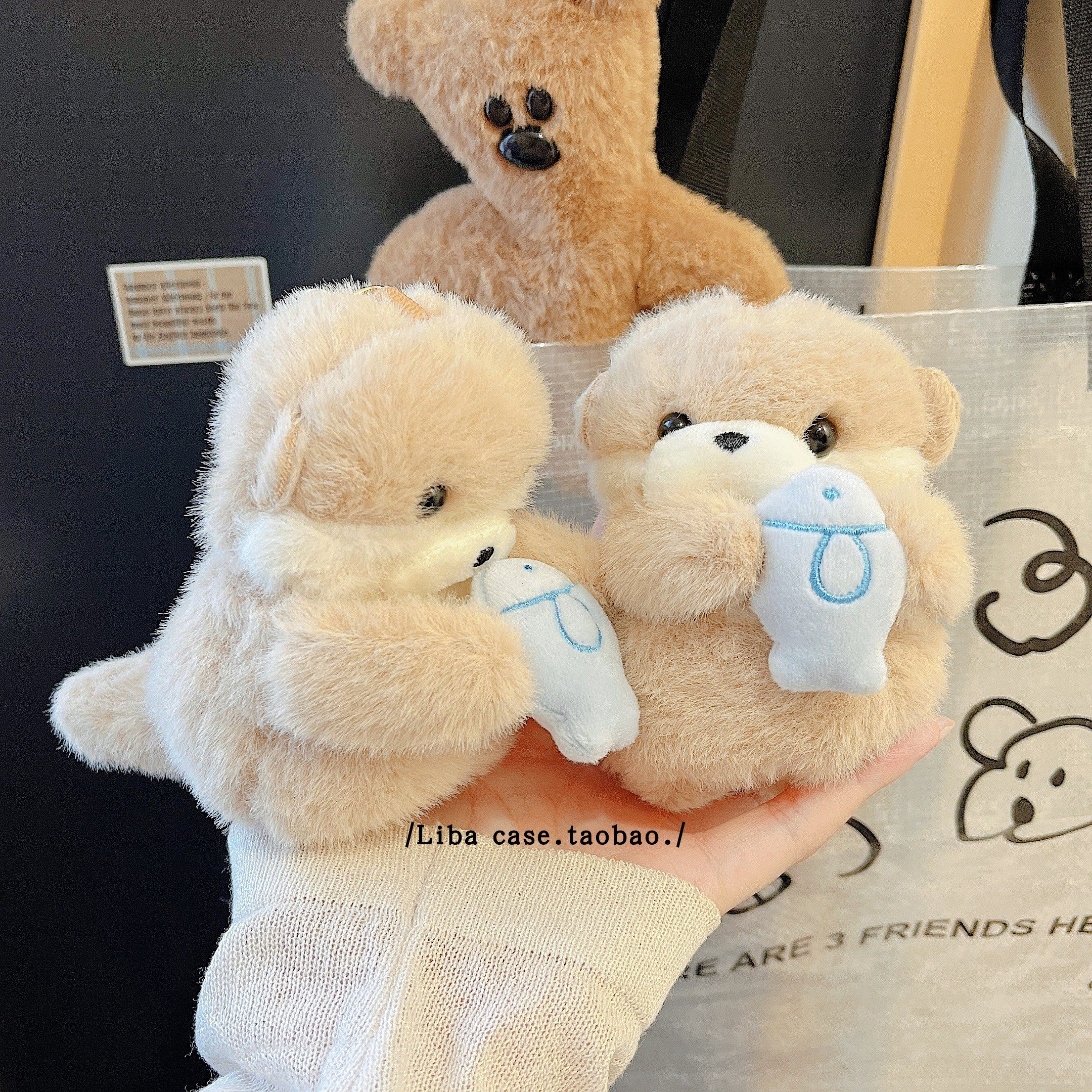 毛绒抱鱼小水獭适用苹果耳机保护套airpods4无线蓝牙耳机壳四