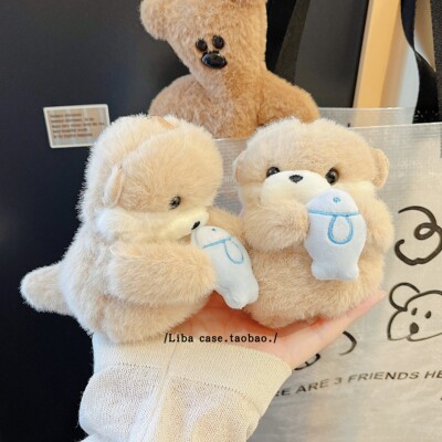 可爱毛绒抱鱼水獭Airpods4耳机壳