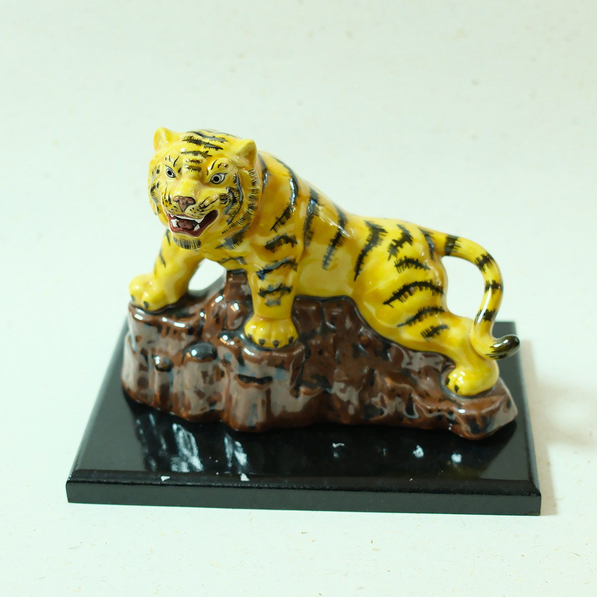 孤品中古日本制九谷烧职人手造彩绘生肖虎陶制干支摆件